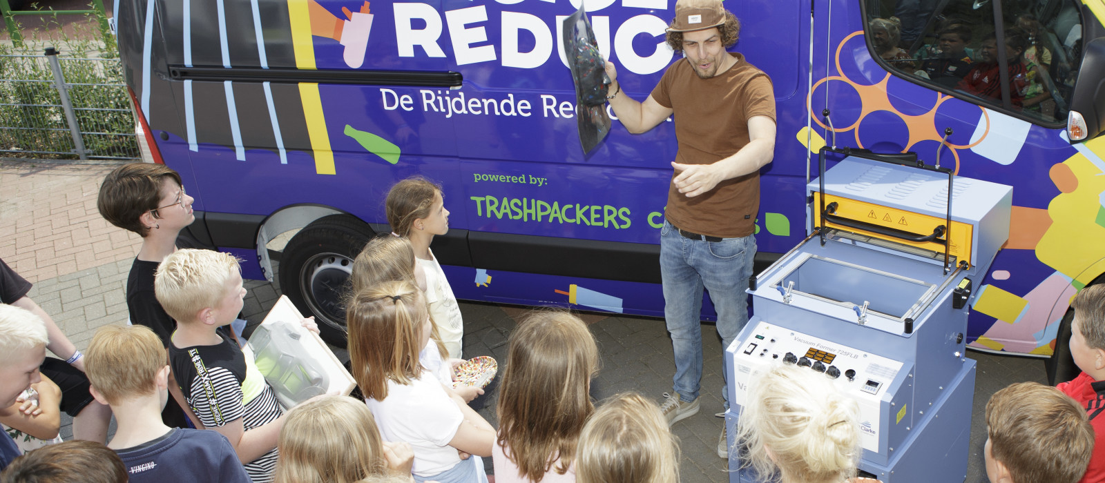 Rijdende Recyclefabriek maakt jeugd bewust van noodzaak minder plastic afval